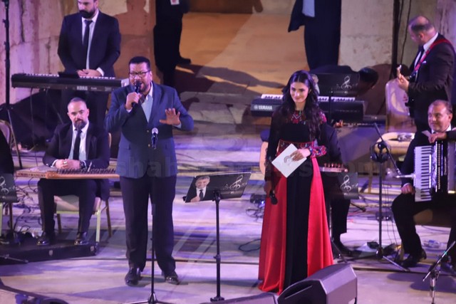 في ليلة تاريخية … الفنان الأردني عمر العبدلات ينثر الفرح في سماء جرش37 -فيديو و صور