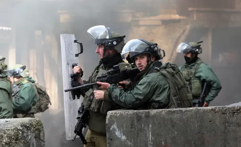 مشاهد تُظهر إعدام جنود الاحتلال لشاب فلسطيني قرب قلقيلية بدم بارد