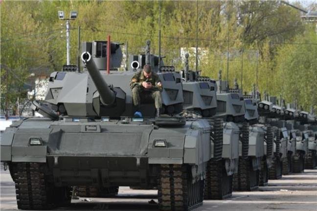أمريكا: روسيا خسرت نصف دباباتها في أوكرانيا