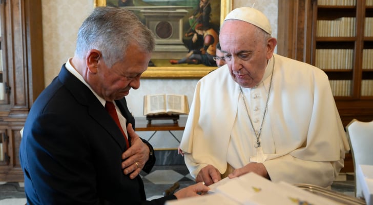 وزير الخارجية ينقل تمنيات الملك لقداسة البابا بالشفاء