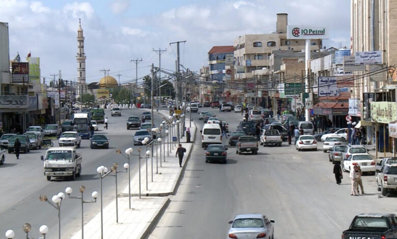 بلدية المفرق تباشر بتعبيد شوارع منطقة الغدير الأخضر
