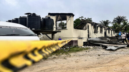 طالبة تضرم النار بمدرستها في غوايانا بعد مصادرة هاتفها