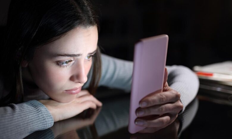 أعلى مسؤول طبي أمريكي يحذر: "وسائل التواصل" تضر صحة الشباب النفسية