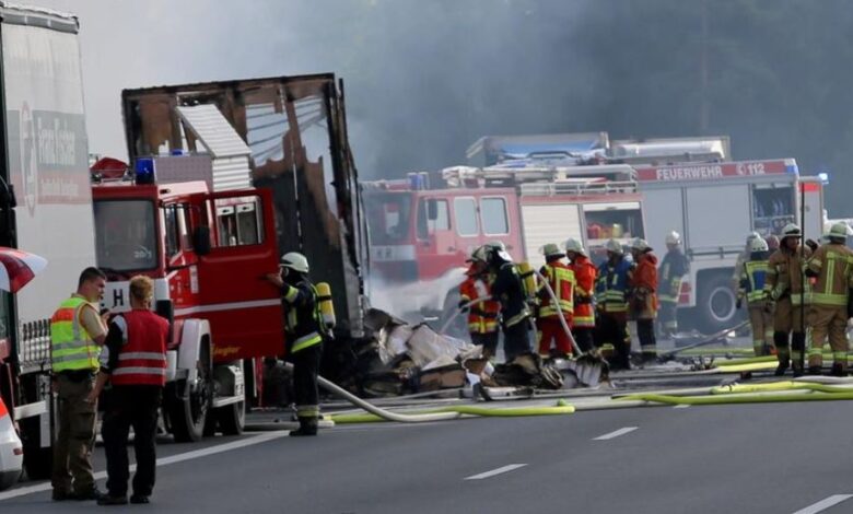 إصابة 52 شخصاً في تصادم بين حافلة وشاحنة بألمانيا