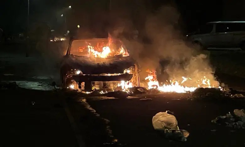 فوضى على نطاق واسع .. إضرام النار في سيارات في عاصمة ويلز