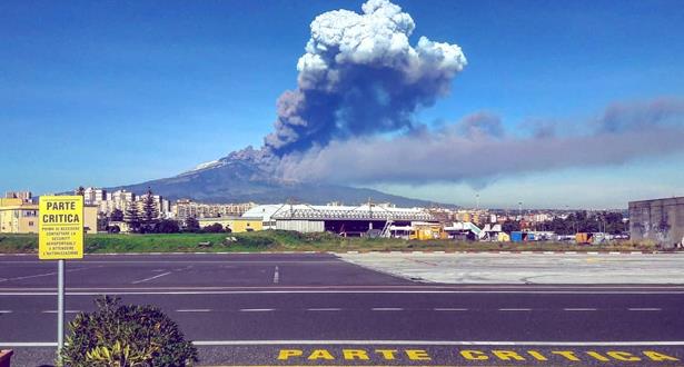 بركان إتنا الإيطالي يتسبب بإغلاق مطار كاتانيا