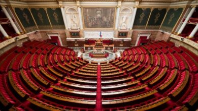مجلس النواب الفرنسي يعلق عضوية نائب لوح بالعلم الفلسطيني